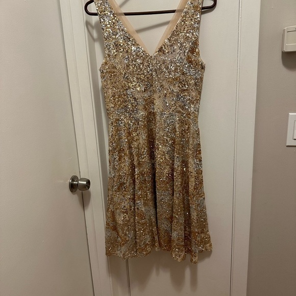 Belle Badgley Mischka Fit and Flare Gold & Silver Sequin Mini Dress Sz 10 - Picture 5 of 8
